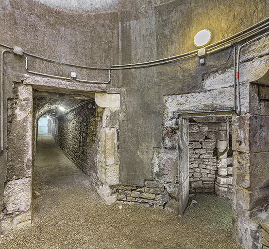 Niveau inférieur : à gauche la galerie, à droite la porte vers l'escalier de la tour.