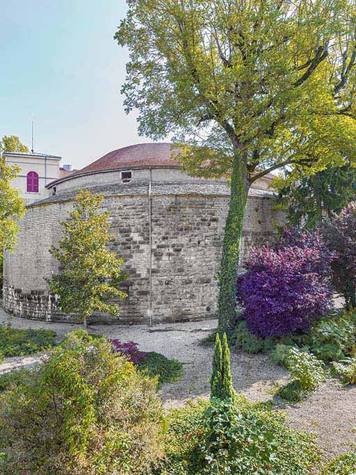 La tour et le jardin aménagé dans l'ancien fossé.