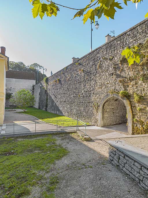 Passage voûté au rempart de la Comédie.