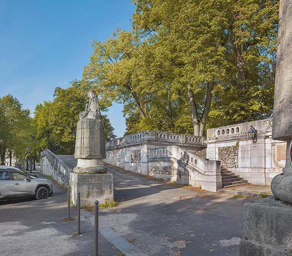  Square des lions : une des deux rampes.