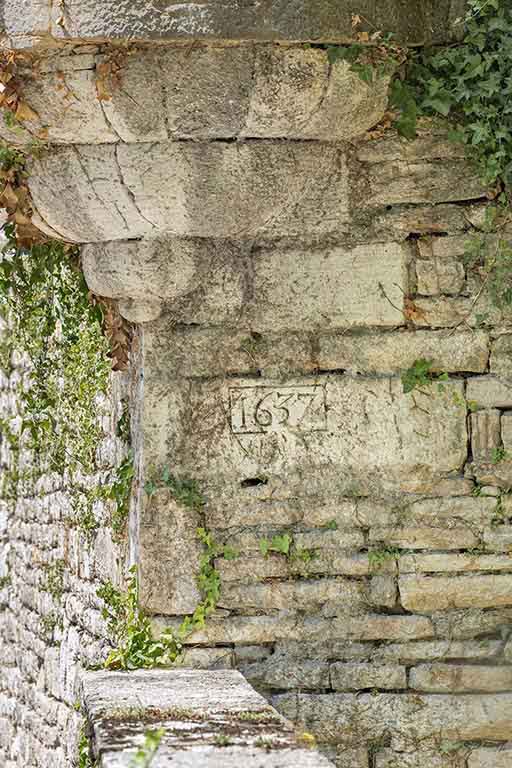 Culot de l'échauguette avec la date de construction du bastion.