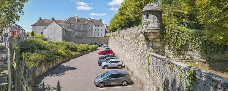 Vue d'une face du bastion.