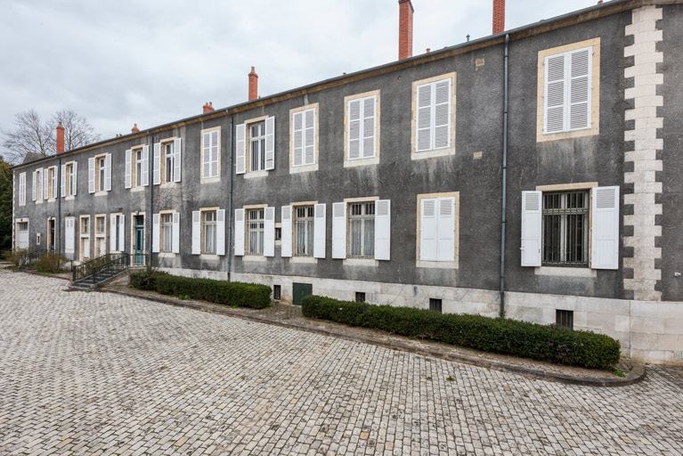 Façade sur la cour.