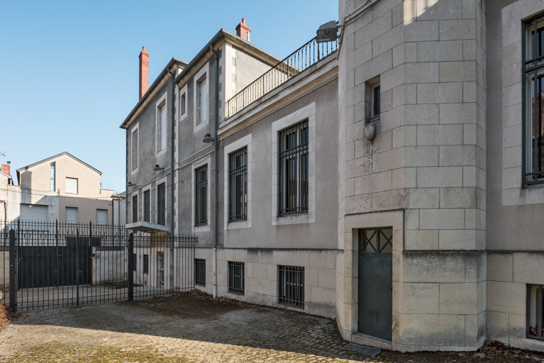 Porte de l'escalier conduisant au jardin du caissier (premier plan) et entrée des fourgons (second plan).