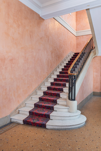 Rez-de-chaussée, vestibule du directeur, escalier.