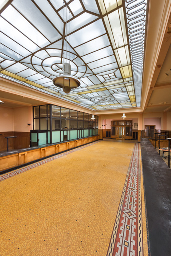 Hall du public, sol à décor de mosaïque.