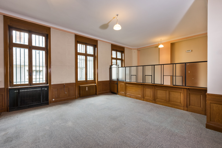 Rez-de-chaussée, salle de tri-vérification.