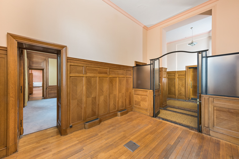 Rez-de-chaussée, salle d'attente du bureau du directeur.