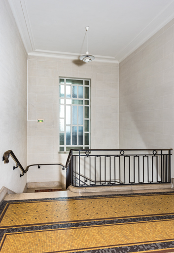 Escalier d'accès à la salle des coffres (sous-sol).
