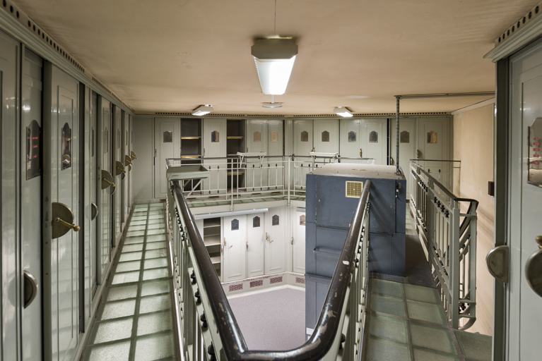 Caisse auxiliaire, armoires, coursives à garde-corps doté de tablettes mobiles.
