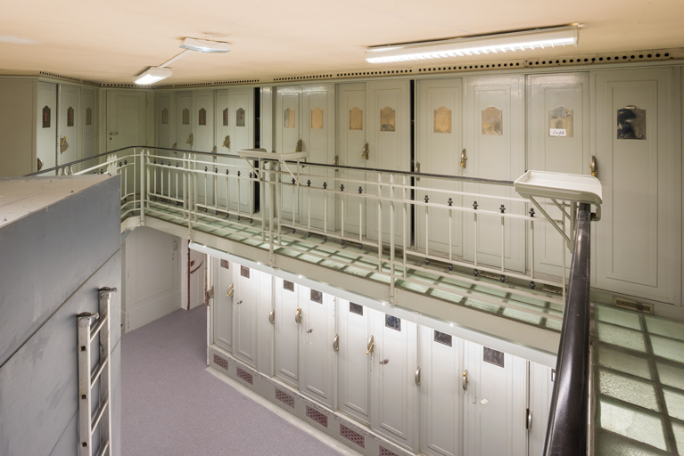 Caisse auxiliaire, armoires, coursives à garde-corps doté de tablettes mobiles.