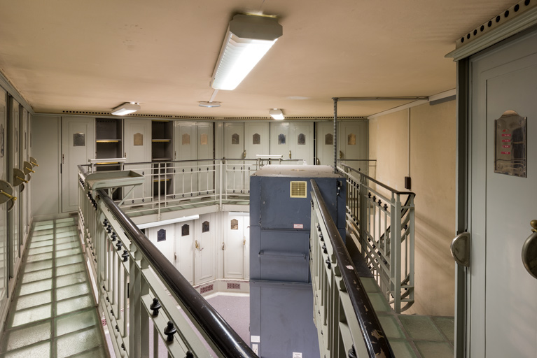 Rez-de-chaussée, caisse auxiliaire, galerie.