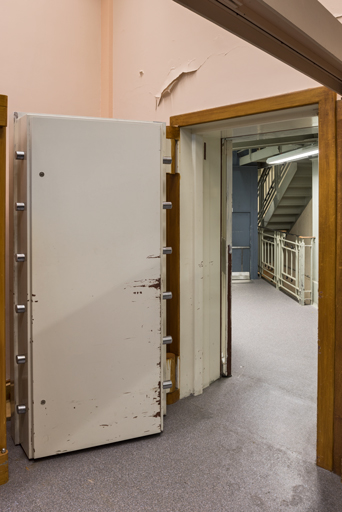 Rez-de-chaussée, caisse auxiliaire, porte (vue depuis l'extérieur).