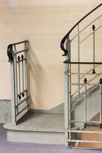 Rez-de-chaussée, caisse auxiliaire, escalier conduisant à la galerie.