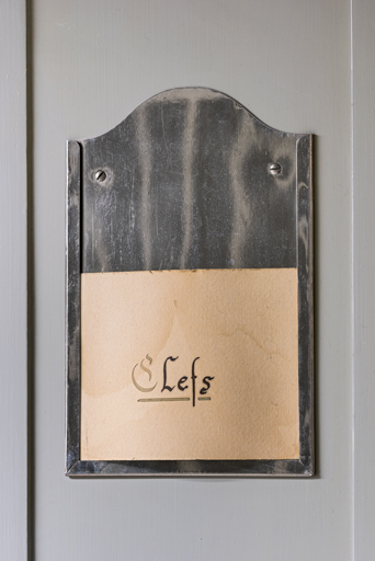 Caisse auxiliaire, armoire, écriteau.