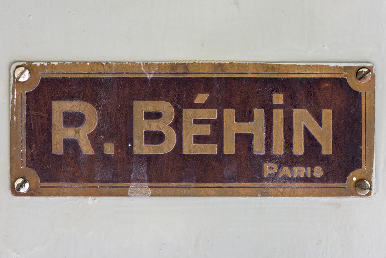 Caisse auxiliaire, armoire, plaque de firme (R. Béhin, Paris).