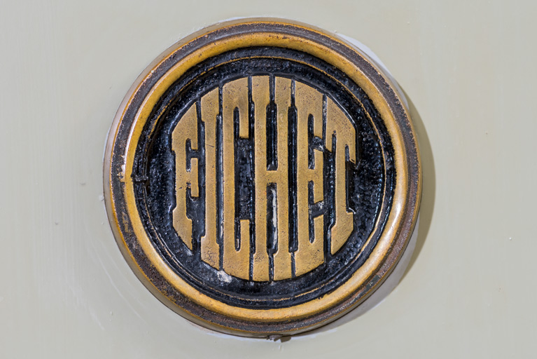 Salle des coffres, armoire coffre-fort, plaque de firme ("Fichet").