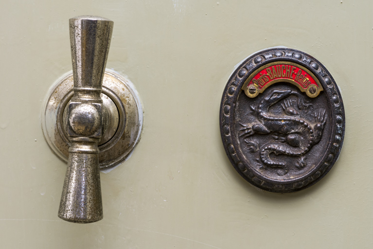 Salle des coffres, armoire coffre-fort, plaque de firme ("Bauche, Paris Reims").