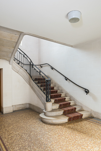 Escalier d'accès à la salle des coffres (sous-sol).
