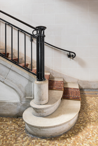 Escalier d'accès à la salle des coffres (sous-sol).