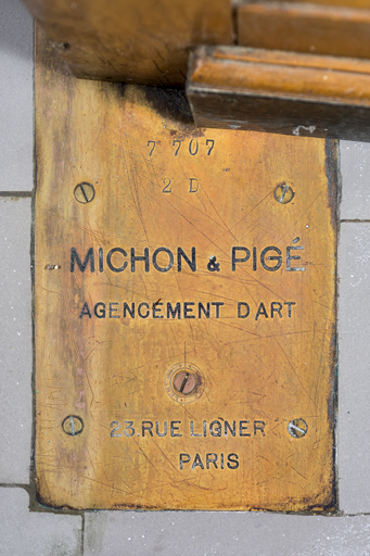 Salle d'attente du bureau du directeur, plaque de firme au sol ("Michon et Pigé agencement d'art 23 rue Ligner Paris")
