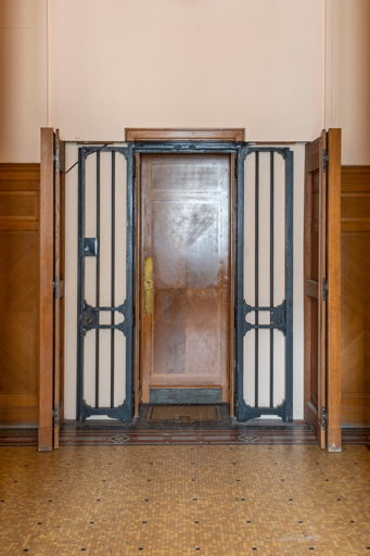 Rez-de-chaussée, grille séparant l'antichambre de la salle du conseil et le bureau du contrôleur.