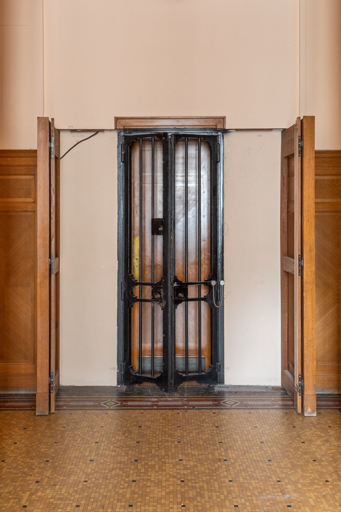 Rez-de-chaussée, grille séparant l'antichambre de la salle du conseil et le bureau du contrôleur.