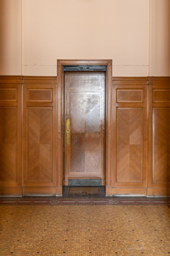 Rez-de-chaussée, grille séparant l'antichambre de la salle du conseil et le bureau du contrôleur.