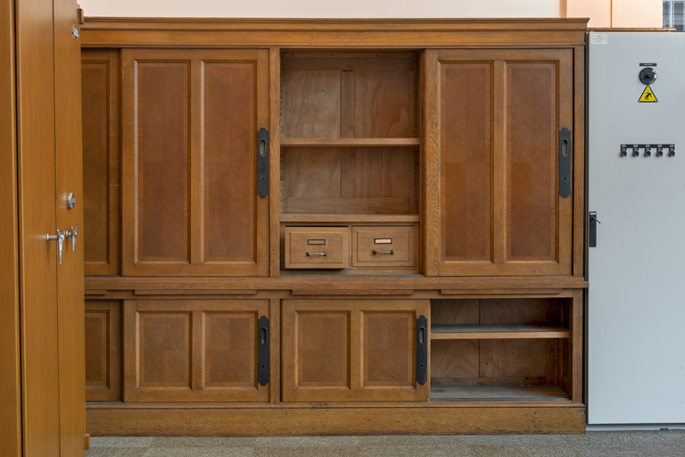 Hall du public, armoire à deux corps, portes ouvertes.