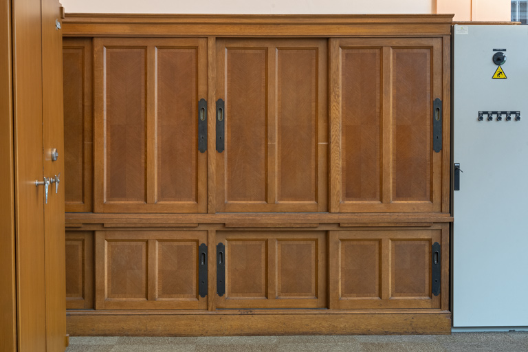 Hall du public, armoire à deux corps, portes fermées.