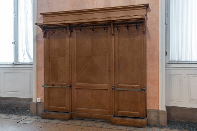 Vestibule du directeur, meuble-vestiaire (porte-manteaux et porte-parapluies).