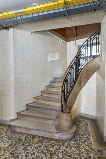 Escalier d'accès au vestiaire (au sous-sol).