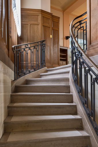 Escalier d'accès au vestiaire (au sous-sol).