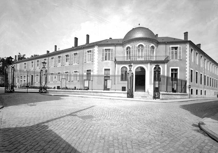 Vue d'ensemble depuis la rue (deuxième quart du 20e siècle).