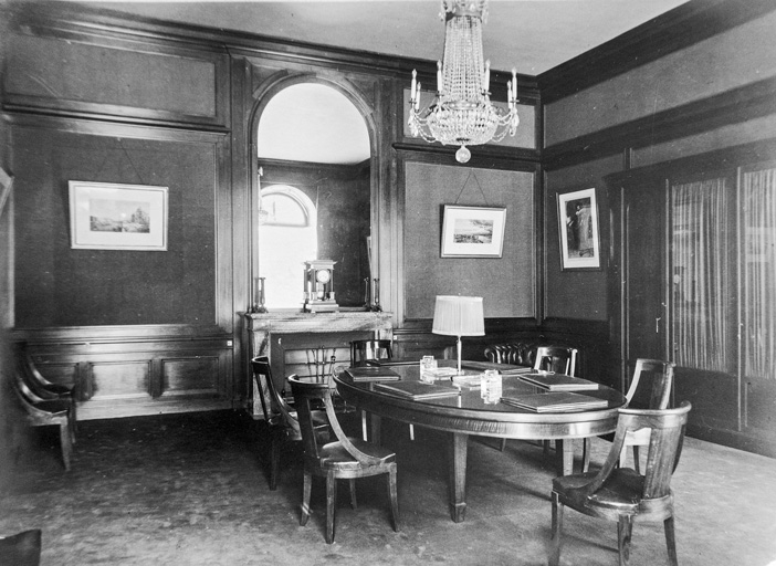 Salle du conseil, vue avec le mobilier d'origine (milieu du 20e siècle).
