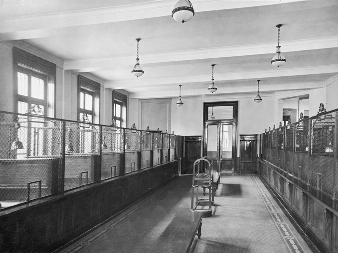 Galerie des recettes, vue avec le mobilier (milieu du 20e siècle).