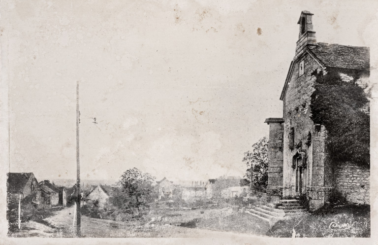 Vue ancienne (vers 1900). ; Photographie (vers 1900) montrant la statuette en façade de la chapelle. ; Photographie ancienne montrant la statue en façade de la chapelle.