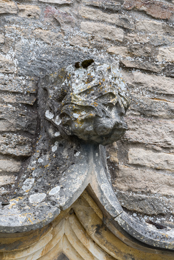 Détail de l'arc en accolade, faite : feuilles et personnage.