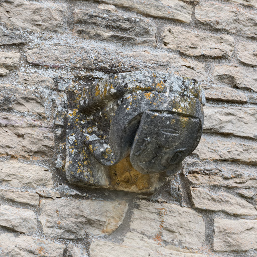 Console en façade à l'écu de Jehan Géliot, vue de trois quarts.