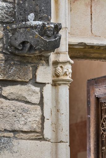 Piédroit, détail de la partie supérieure, gauche.