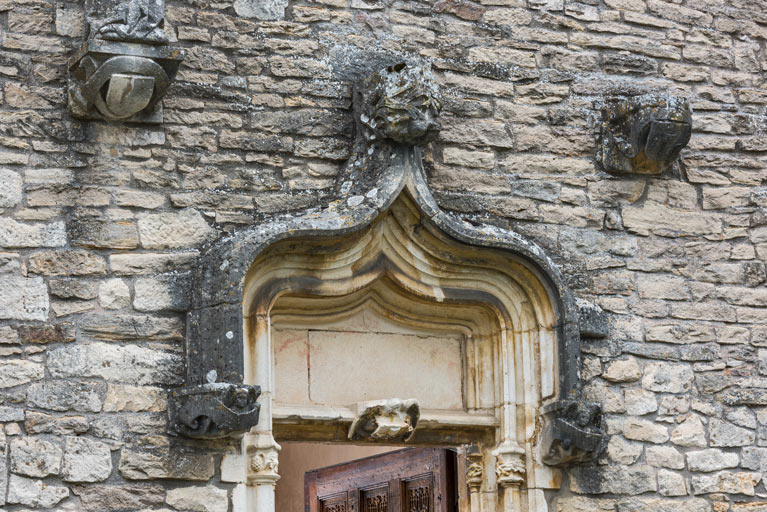 Tympan surmonté d'un arc en accolade.