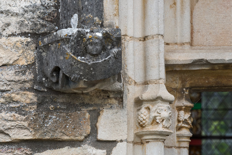 Détail de l'arc en accolade, décor de la retombée de gauche : ange portant un phylactère.