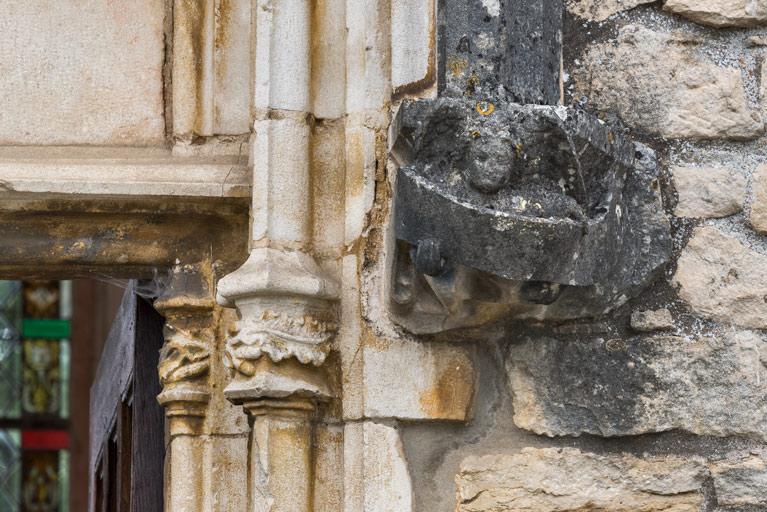 Détail de l'arc en accolade, décor de la retombée de droite : ange portant un phylactère.