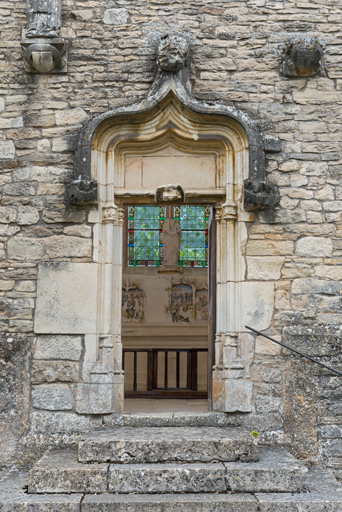 Porte en façade occidentale (vantail ouvert).