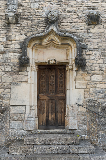 Porte en façade occidentale (vantail fermé). ; Porte de la chapelle.