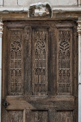 Partie supérieure, décor de fenestrage.