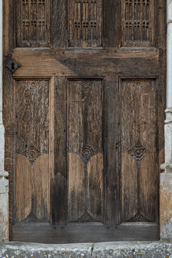 Partie inférieure, panneaux géométriques et fleurs.