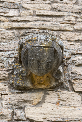 Console en façade à l'écu de Jehan Géliot, vue de face.