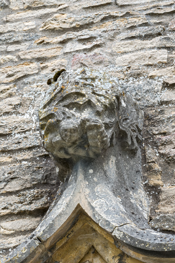 Détail de l'arc en accolade, faite : feuilles et personnage.