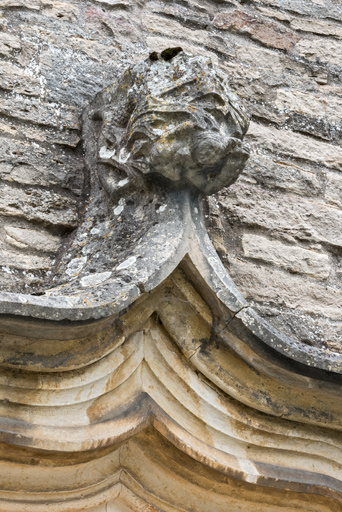 Détail de l'arc en accolade, faite : feuilles et personnage.